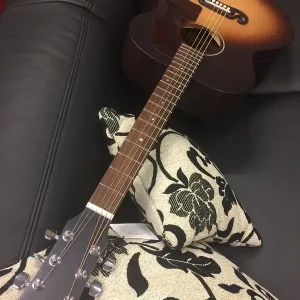 Preisreduziert SIGMA GUITARS GJM-SGE Grand Jumbo Elektro-Akustik Elektro-Akustik-Gitarre, sunburst
